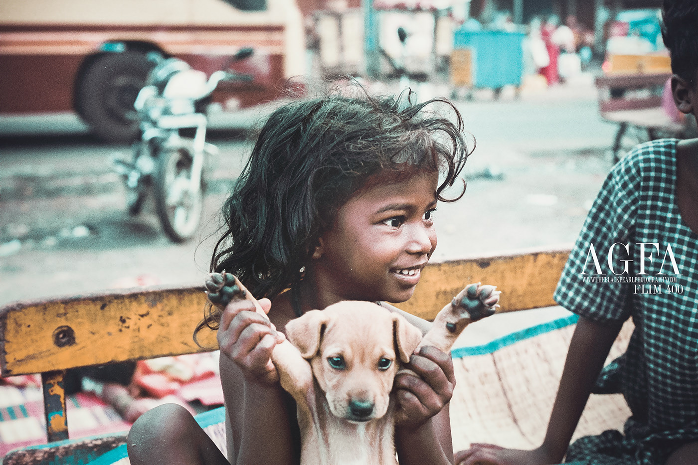 Adolescente con su perro — retrato documental en blanco y negro