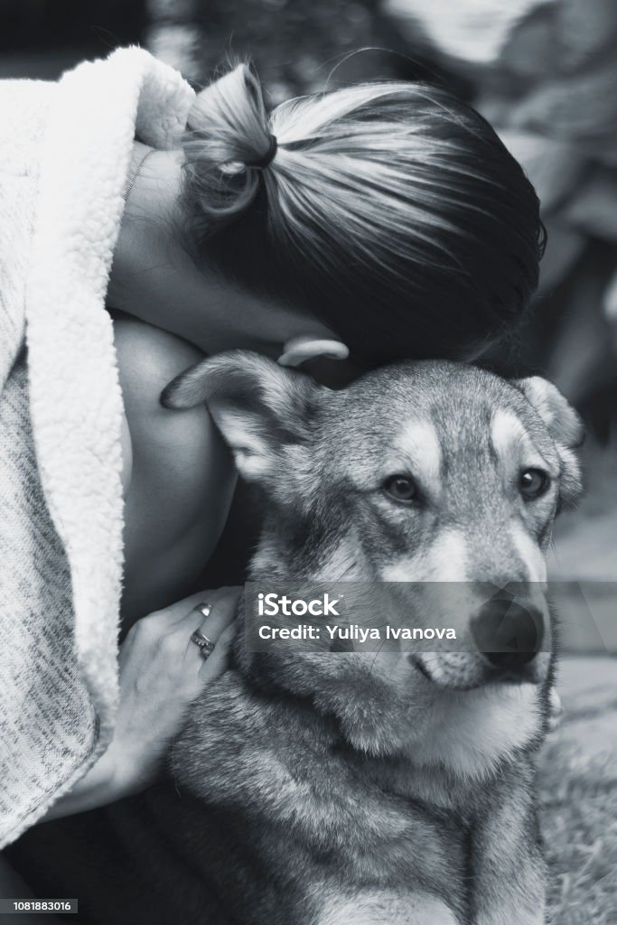 Chica abrazando a su perro