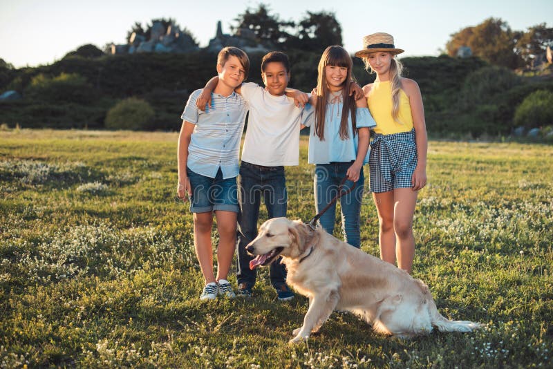 Grupo de adolescentes con mascotas